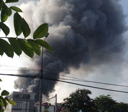 Hà Nội: Cháy dữ dội ở xưởng gỗ, hàng trăm cảnh sát ứng cứu